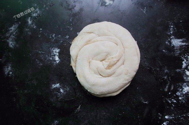 手撕饼,把面团卷成圆形，用手按压下，再次擀成薄薄的圆形饼坯 。