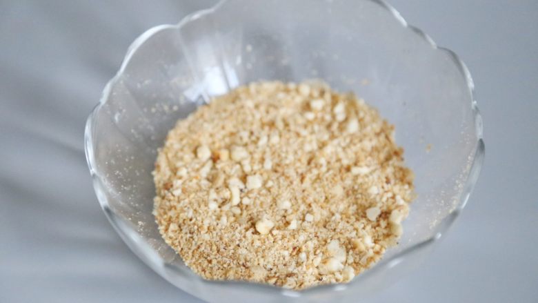 武汉小吃 糯米包油条,用料理机将放凉的花生米、白芝麻打成粗粉状，并加入白砂糖搅拌均匀，备用。