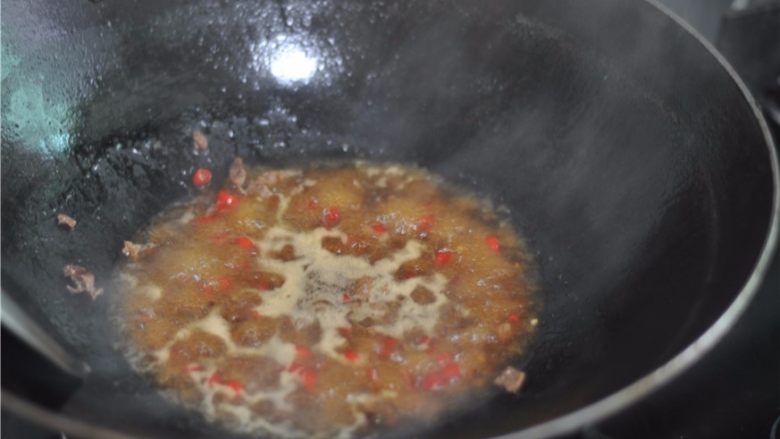 小尖角香辣拌面,沿着锅边淋入少许水，烧开