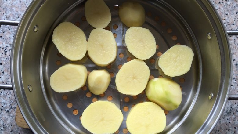 土豆小丸子,切块。