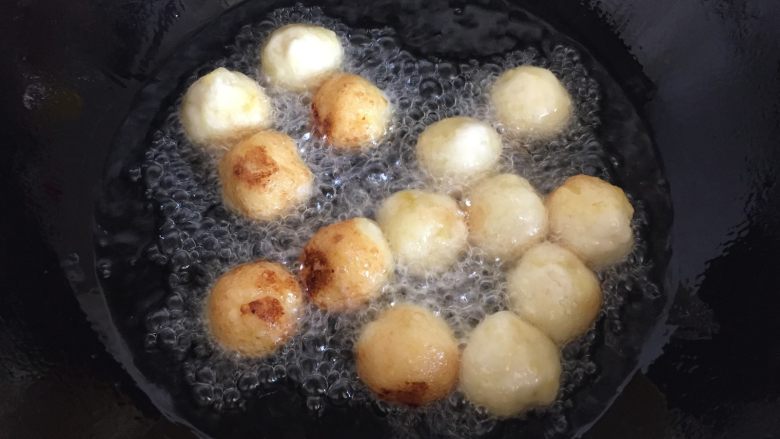 土豆小丸子,烧至七成热，放土豆小丸子。