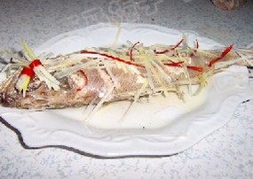清蒸黄花鱼,把鱼取出倒掉汤汁，去掉姜片和葱丝。重新在鱼身上码上葱姜丝。后把热油泼在鱼上