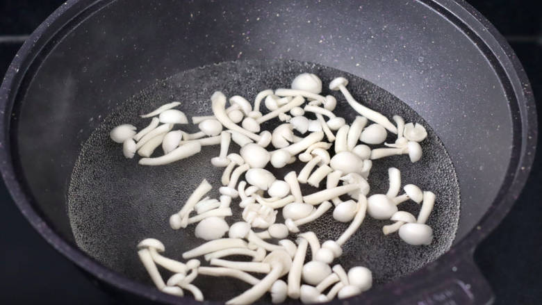 金汤对虾海鲜菇,锅中倒入适量清水烧开，放入海鲜菇。