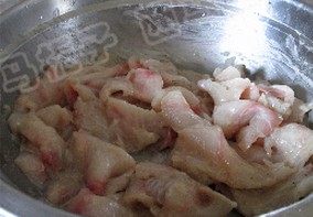 飘香鱼,片好的鱼片加入盐 胡椒粉和料酒腌制20分钟