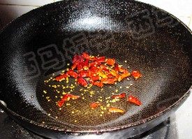 飘香鱼,锅中注入油，下入干辣椒炒香变色后捞出备用