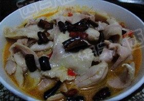 飘香鱼,把鱼和汤一起倒入豆芽垫底的大碗中。把炒香的辣椒放在鱼片上面