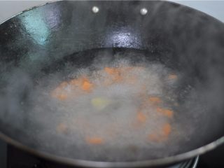 五彩咖喱炒饭,烧开一锅水，首先将红薯块倒进去稍微汆烫下，继续加入胡萝卜丁，再加入黄瓜和玉米丁
