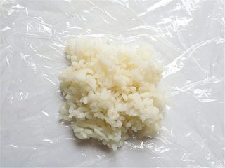 兔子趣味便当,选适量温热米饭用双层保鲜膜包起来