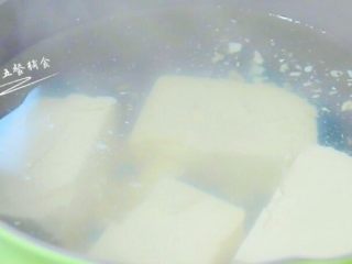 蔬菜豆腐抹酱 3+1种做法,锅中烧开水,放入豆腐煮3分钟，捞出豆腐沥干水分。