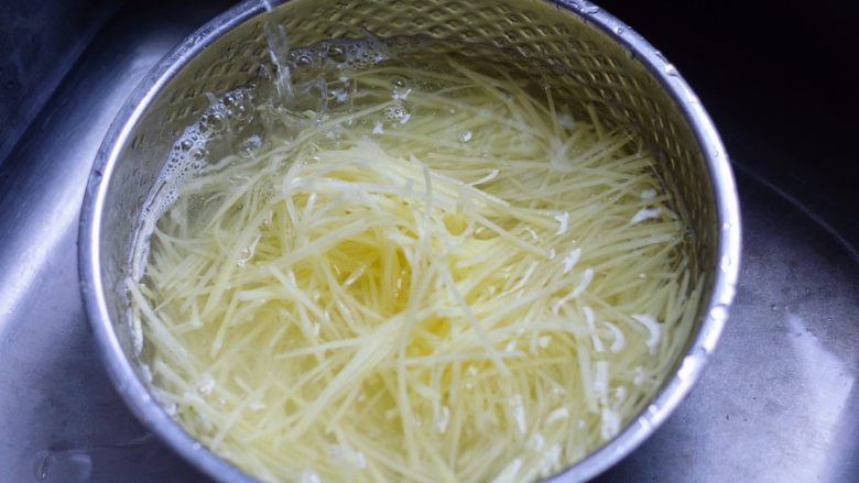 荆芥炒土豆丝,切好的土豆丝用清水淘洗几遍，然后放在清水中浸泡着备用。