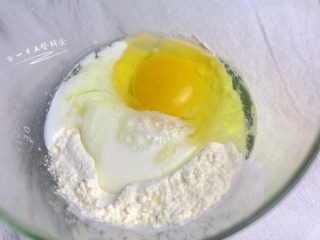 虾皮菠菜蛋饼 |,面粉加入鸡蛋、牛奶。
