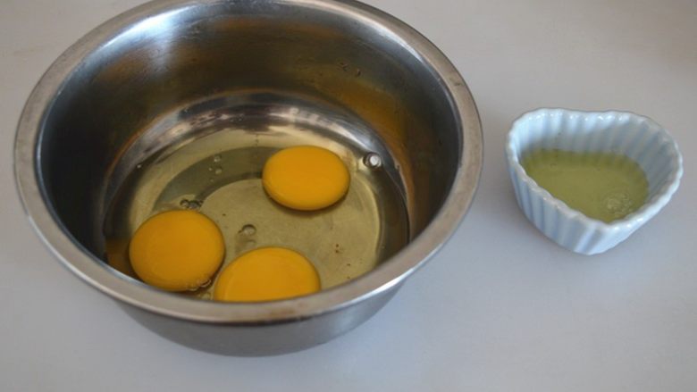 珍馐麻辣如意卷,分离鸡蛋，取3个蛋黄、2个蛋清