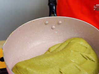 炎炎夏日的小清新—绿豆糕,翻炒至绿豆可以抱团，这个过程比较漫长，需要点耐心~