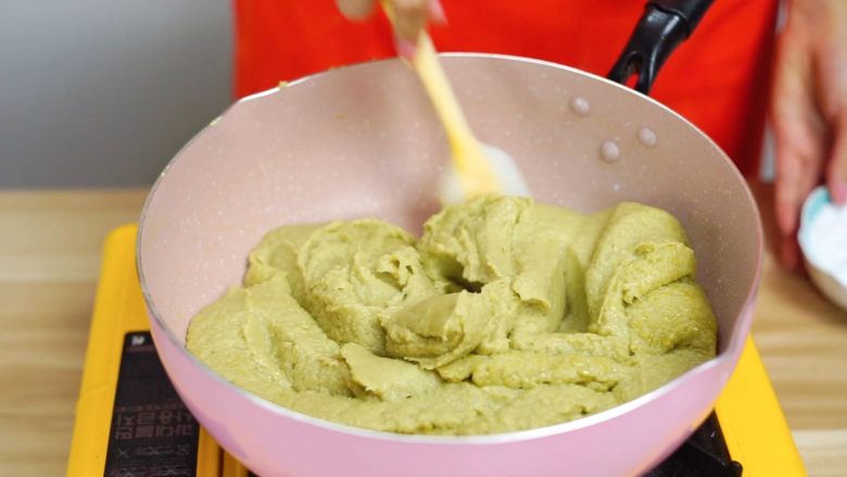 炎炎夏日的小清新—绿豆糕,倒入绞打细腻的绿豆泥（讲究的可以过筛一次，如果打的足够细腻不过筛也可以哒）