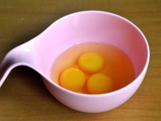 芒果班戟,打三个鸡蛋在碗中。