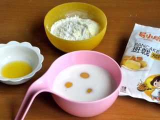 芒果班戟,准备材料，混合牛奶和鸡蛋。