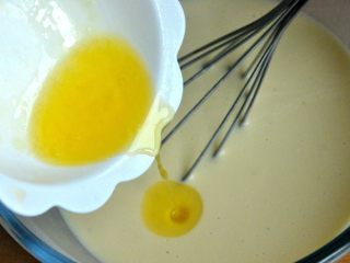 芒果班戟,加入隔水融化的黄油。