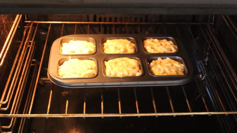 土豆方块,预热好烤箱，以180℃烤20分钟，或烤到表面金黄。