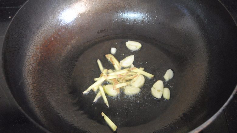 山黄皮焖水鸭,锅内下油，放入姜丝蒜末爆香，吃辣的这时可以加入辣椒段
