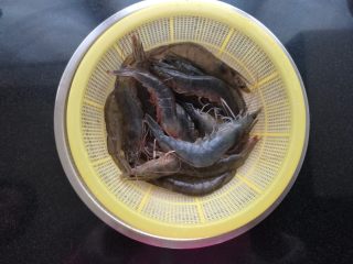 芝士焗虾,鲜活的对虾洗净，放冷冻速冻10分钟（活虾不好开背，这么做可以先把虾冻晕，方便开背）