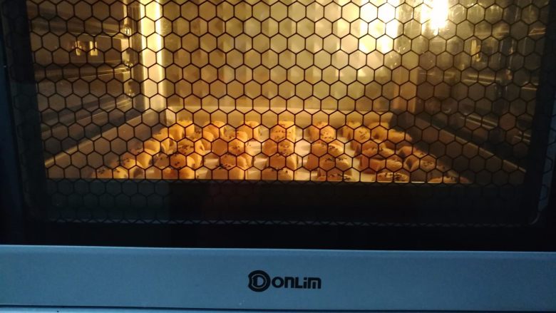 枣泥一口酥,放入预热好的烤箱底层，上火130度，下火160度烤20分钟