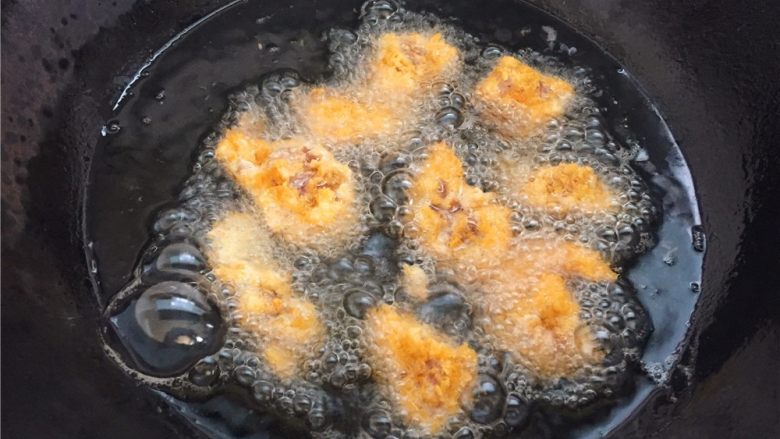 油炸鸡米花,
中小火，油热之后放入鸡米花炸制。颜色金黄即可。