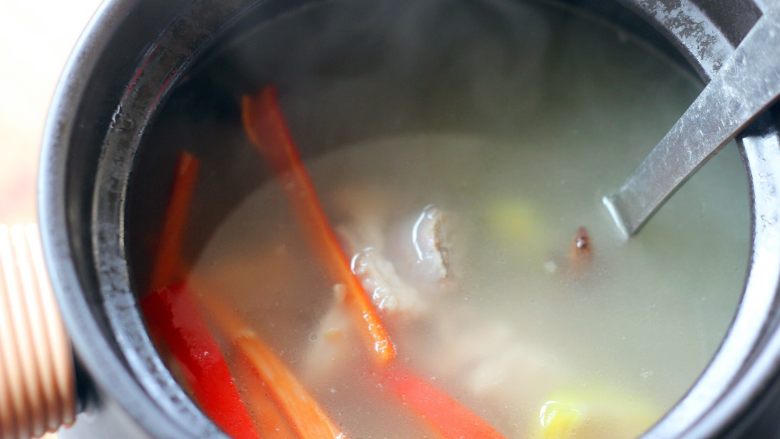 苦瓜黄豆排骨煲,出锅之前放入适量的食盐即可