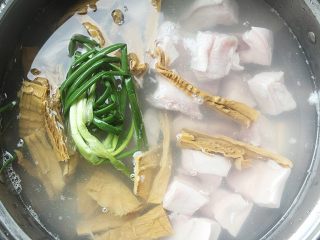肥而不腻的笋干炖肉,把五花肉和葱姜，笋干一起放入冷水中煮开1分钟焯水；