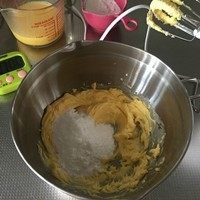 百利甜酒核桃磅蛋糕,糖粉分3次倒入黄油中，每次放入糖粉用打蛋器打发1分钟