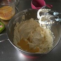 百利甜酒核桃磅蛋糕,全蛋液分5次倒入黄油糊中，每次放入全蛋液后打蛋器打发1分钟