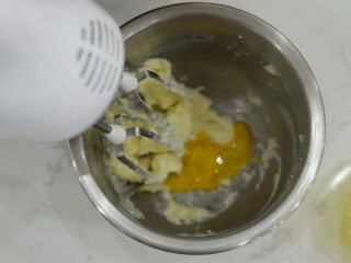 流心芝士塔,准备好所有材料（无盐黄油24克、糖粉12克、盐0.8克、鸡蛋8.8克），黄油室温软化至轻轻一按就可以按下去的状态，与糖粉打发到颜色微发白，加