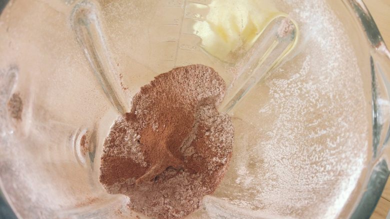 浓醇巧克力磅蛋糕（超详细）,A类混合过筛，放入搅拌机中。