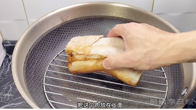 简单又好吃的梅菜扣肉的制作方法,把肉皮朝下放在锅里