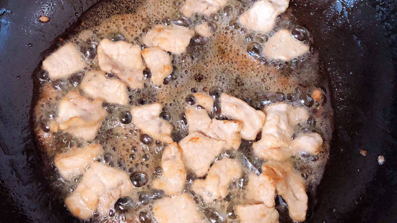 海带炒肉片,锅中倒入油，加热至五成热，放入肉片翻炒均匀。