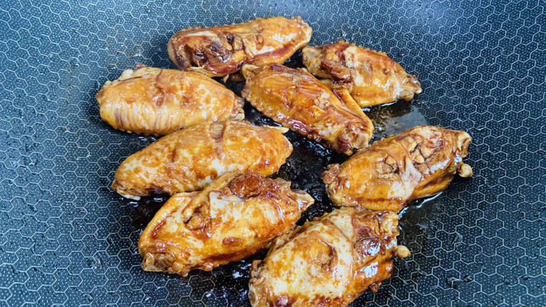 蒜香焖翅,起油锅放入鸡翅中煎至两面金黄