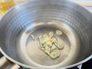 青菜猪肝汤,起油锅放入姜丝、葱白炒香