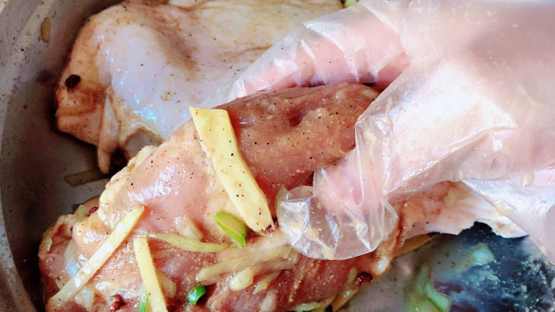 香酥鸭腿,按摩入味后，盖上保鲜膜，放入冰箱冷藏腌制8小时。