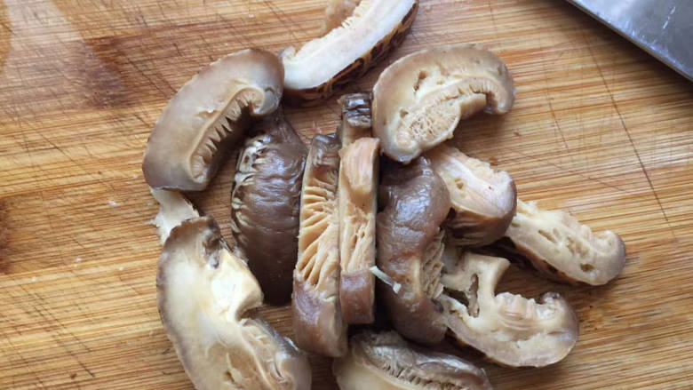香菇烧鸭肉,香菇切片