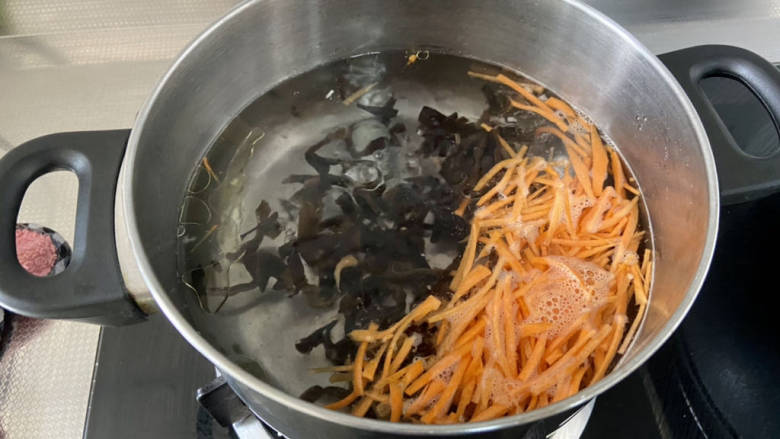 凉拌苦瓜丝,加入木耳丝胡萝卜丝，中小火煮1分钟捞出过凉备用