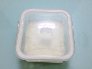 椰丝牛奶小方糕,晾凉后盖上盖子放入冰箱冷藏四小时以上或者冷藏过夜