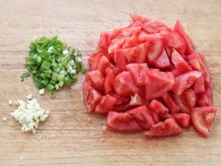 虾滑汤,番茄剥掉外皮切小块，准备葱花和蒜末。