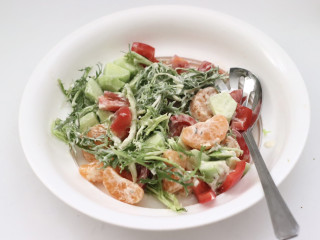 红肠沙拉水果时蔬,所有食材混合搅拌均匀。