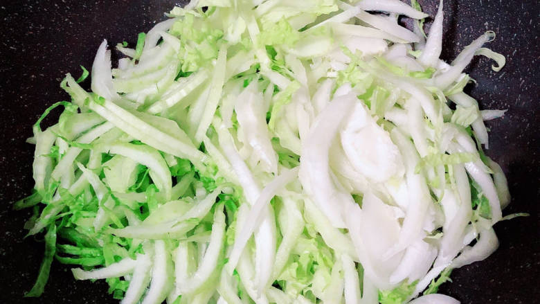 素炒白菜,放入白菜根翻炒均匀。