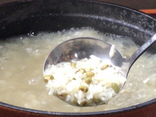 绿豆南瓜粥,20分钟后绿豆和梗米熟透了