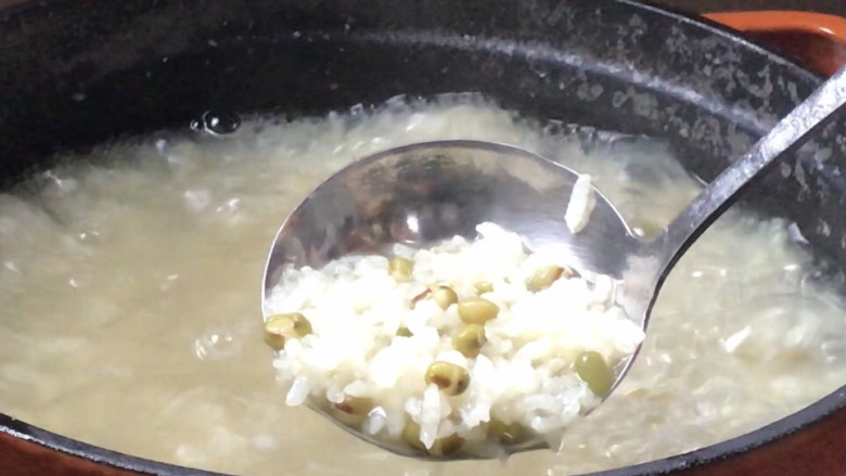 绿豆南瓜粥,20分钟后绿豆和梗米熟透了
