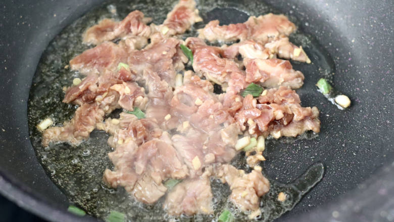 滑蛋牛肉,油锅烧至七成热时，放入牛肉片慢慢翻炒至。