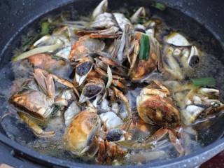 家常炒螃蟹,添入两碗清水与螃蟹持平，大火烧至沸腾。