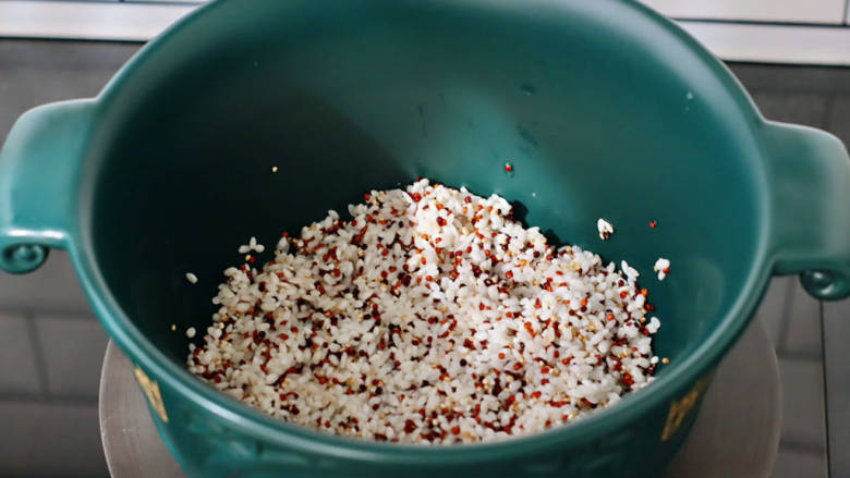 三色藜麦螃蟹粥,浸泡好的三色藜麦和大米放入砂锅里。