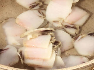 腊肉炒菜苔,放入冷水锅中煮沸，捞出沥水