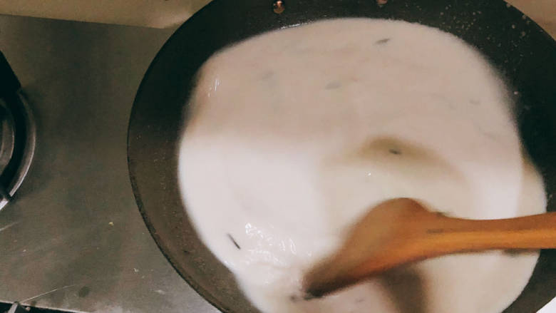 夏日奶茶,继续倒入牛奶，牛奶的用量根据自己喜好选择，倒入牛奶后，继续煮沸两三分钟，后小火加热三分钟